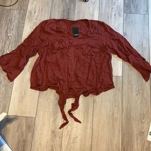 Quarter sleeve, tie in front shirt